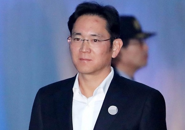 이재용 삼성 부회장 항소심 결심공판이 27일 오전 서울 서초구 서초동 소재 서울고등법원에서 열린 가운데 이재용 부회장이 법정에 출석하기 위해 법무부 호송차에서 내려 법원으로 들어가고 있다.