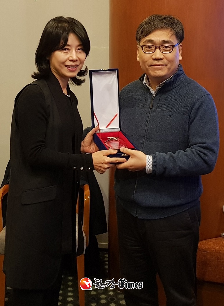 국제필라테스교육협회 공병선 회장이 윤숙향 교수(왼쪽)에게 '조셉 피라테스' 상을 수여하고 있다