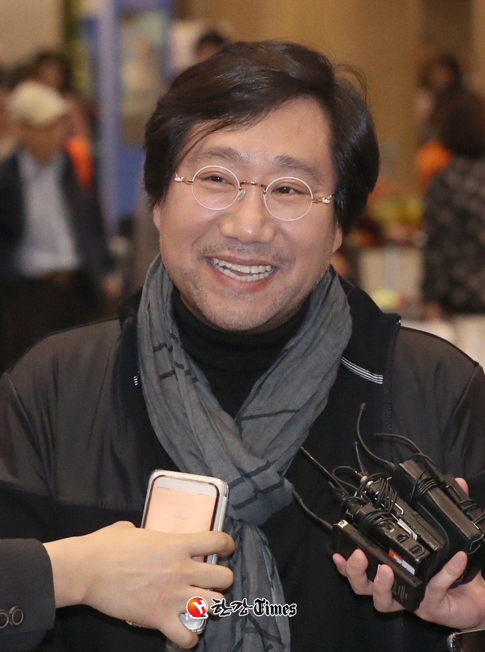 문재인 대통령의 '복심'으로 불리는 양정철 전 청와대 홍보기획비서관이 17일 오전 인천국제공항을 통해 귀국, 취재진 질문에 답변하고 있다. 양 전 비서관은 오는 30일과 다음 달 6일 민주주의 수단으로서의 언어를 소재로 한 자신의 저서 '세상을 바꾸는 언어'의 북 콘서트에 참석할 예정이다.