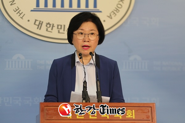 이명박 검찰 수사 촉구, 더불어민주당 김현 대변인이 18일 오전 국회 정론관에서 이명박 전 대통령 입장 발표에 대해 맹렬히 비난하면서 이명박 전 대통령에 대한 엄정하고 철저한 검찰 조사를 촉구하고 있다.