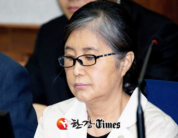 최순실에게 징역 20년의 중형이 선고된 가운데 향후 박근혜 피고인과 이재용 삼성전자 부회장 상고심에 대해 관심이 집중되고 있다. 13일 최순실 재판부는 혐의를 전면 부인하고 불성실한 태도로 반성이 없는 최순실에게 중형과 함께 벌금 180억원을 선고했다.