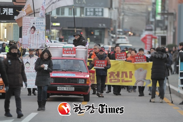이명박 전 대통령 관련 검찰 수사가 속도를 내고 있는 가운데 이명박 전 대통령에 대한 각종 비위사실이 전방위적으로 쏟아지고 있다. 이명박 전 대통령 집앞에선 4달전부터 서울의소리 백은종 대표와 김은경 기자, 조선의열단 김태현 행동대장, 쥐를 잡자 특공대 심주완 대표 등 시민사회단체가 4달 넘게 '이명박 구속'을 외치며 집회를 이어가고 있다.