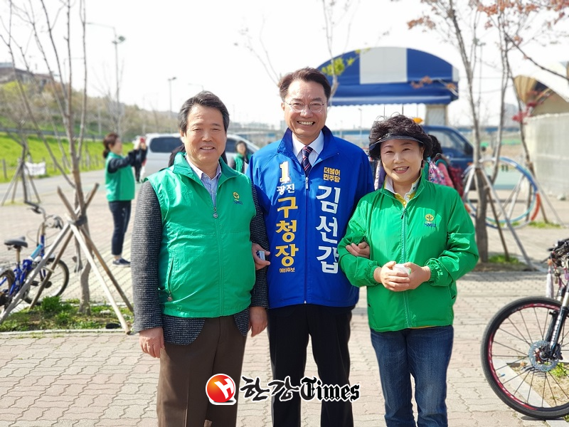 김선갑 광진구청장 후보가 주민들과 기념 사진을 촬영하고 있다.