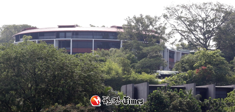 6일 오전 싱가포르 센토사섬 팔라완 해변 전망대에서 북미정상회담 장소인 카펠라 호텔이 보이고 있다. 섬으로 이어진 다리 하나만 막으면 출입을 통제할 수 있어 경호에 최적의 장소로 분석된 카펠라 호텔 진입로는 보안요원이 배치돼 외부인과 취재진의 차량을 철저하게 통제하는 등 긴장감이 감돌고 있다. 사진=뉴시스