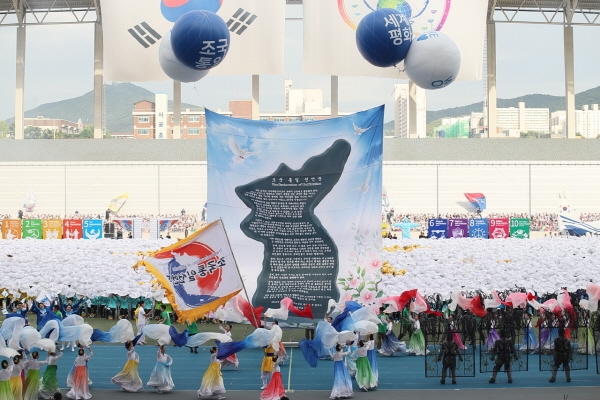 18일 제회 평화만국회의 4주년 기념식에서 HWPL광주지부가 통일을 염원한 통일열차 퍼레이드를 하고있다