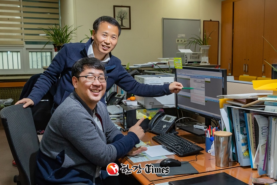 부가가치세 관리시스템 자체개발에 힘쓴 광진구 재산관리팀 박성현(위)팀장과 유장준(아래)주무관