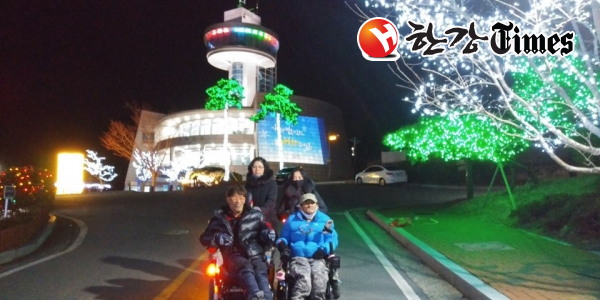 보성빛축제가 펼쳐진 한국차문화공원 일대를 배경으로 기념촬영을 하고 있다.
