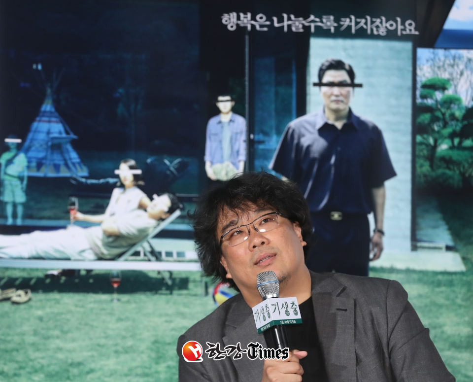 영화 ‘기생충’으로 칸 영화제 황금종려상을 수상한 봉준호(50) 감독이 JTBC '뉴스룸'에 출연한다. 2017년 6월 영화 '옥자' 개봉을 계기로 출연한 지 2년 만이다. 사진=뉴시스