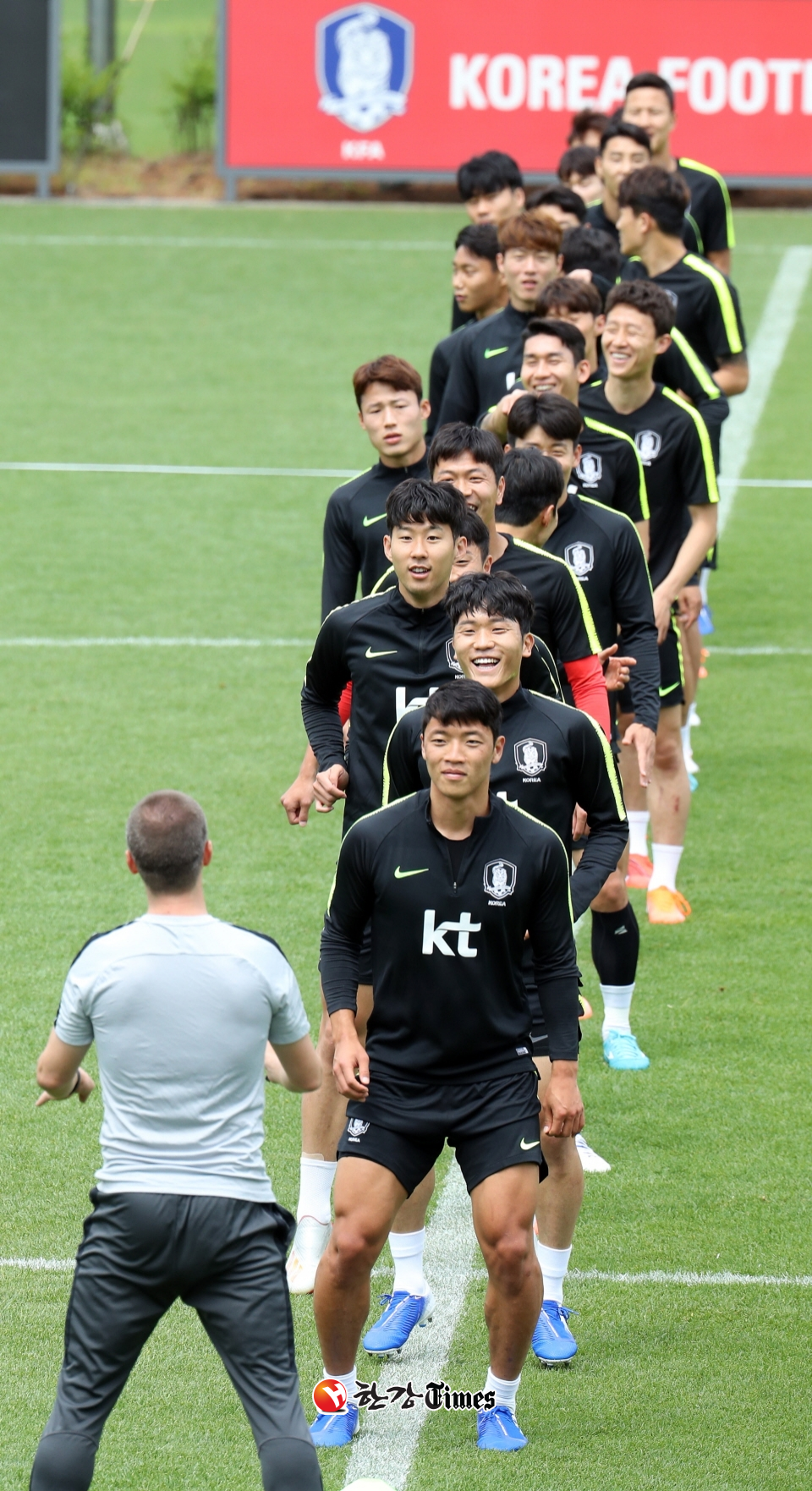 축구 대표팀이 10일 경기 파주시 축구대표팀트레이닝센터에서 소집훈련을 하고 있다. 대표팀은 11일 이란과 평가전을 치른다.