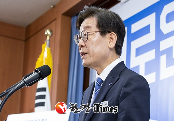 취임1주년을 맞은 이재명 경기도 지사가 27일 경기도청 브리핑룸에서 기자회견을 열고 지난 1년간의 경기도정을 되돌아보고, 향후 정책 방향과 기조를 설명하고 있다.