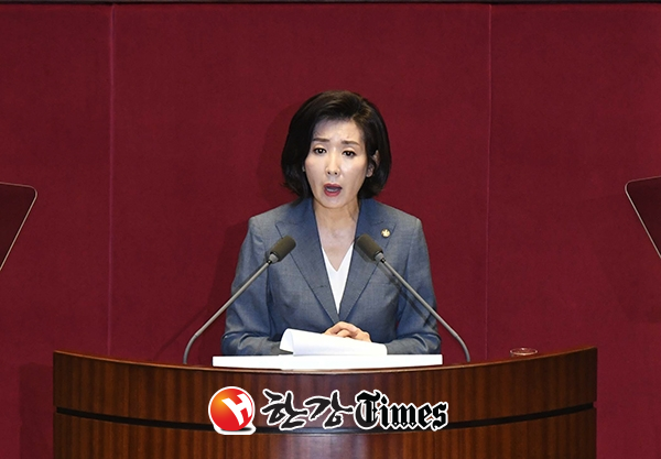 자유한국당 나경원 원내대표가 4일 오전 서울 여의도 소재 국회 본청 본회의장에서 열린 교섭단체대표연설을 행하자 관련 언론 기사와 인터넷, SNS상에는 비난을 목소리가 봇물처럼 쏟아졌다.