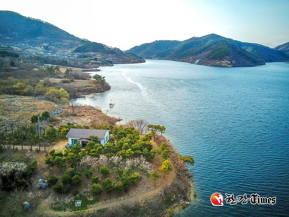 옥정호와 산에 둘러싸인 '호수소나무' 펜션