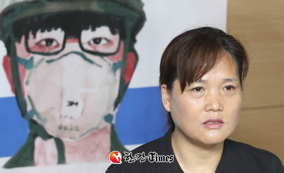 고 김용균 어미니 김미숙 씨가 19일 종로구 정부서울청사 브리핑룸에서 열린 고 김용균 사망사고 진상규명과 재발방지를 위한석탄화력발전소 특별노동안전조사위원회(고 김용균 특조위)의 조사결과 발표가 끝난 뒤 취재진과 인터뷰하고 있다. 사진=뉴시스