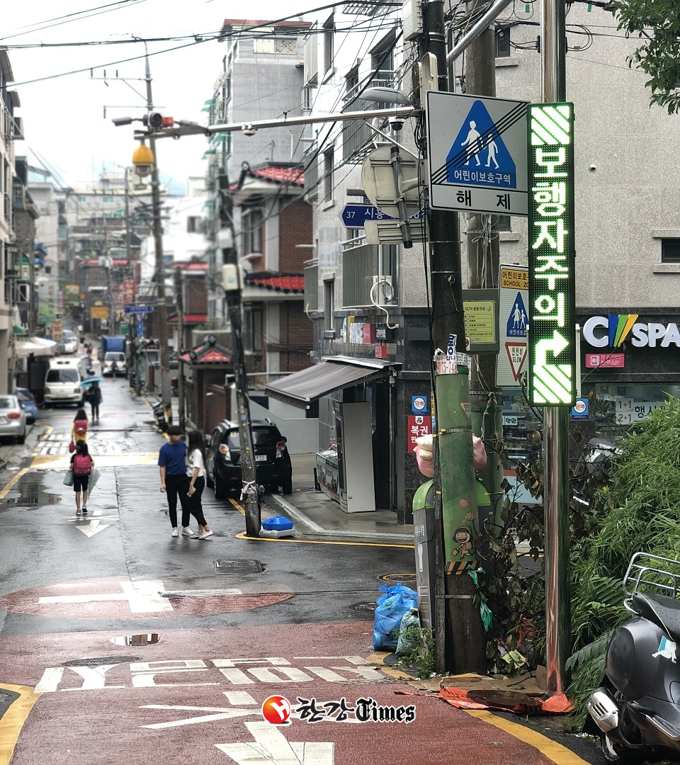 독산초등학교 주변에 설치된 인공지능(AI) 보행자 알리미 전광판에서 ‘보행자 주의’ 안내문구가 송출되고 있다