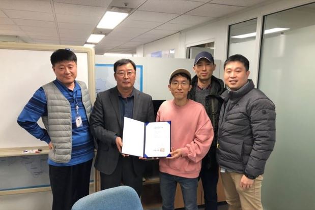 배달 플랫폼 업체를 통해 일하는 노동자들이 모인 '라이더유니온'이 합법노조를 설립했다. 지난 18일 오후 라이더유니온이 서울시로부터 노조설립 신고 필증을 교부받은 모습. (사진=라이더유니온 제공)