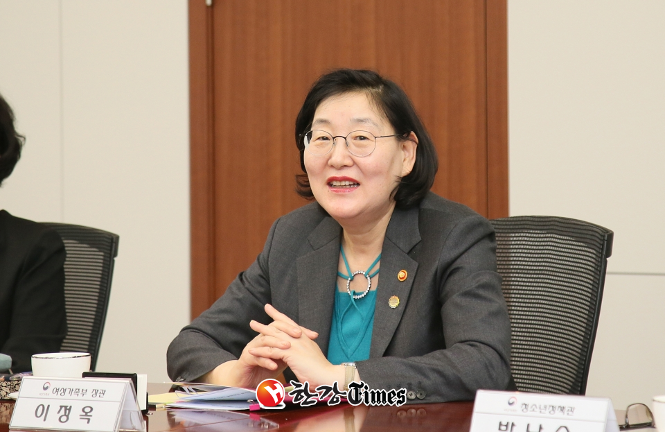 여성가족부는 22일 오전 정부서울청사에서 관계부처와 합동으로 제16차 사회관계장관회의를 개최하고 이같은 내용을 골자로 한 '결혼이주여성 인권보호 내실화 방안'을 발표했다. 이번 대책은 최근 베트남 이주여성이 가정폭력으로 사망한 이후 이주여성 보호 강화가 필요하다는 사회적 요구에 의해 마련됐다. 사진=뉴시스