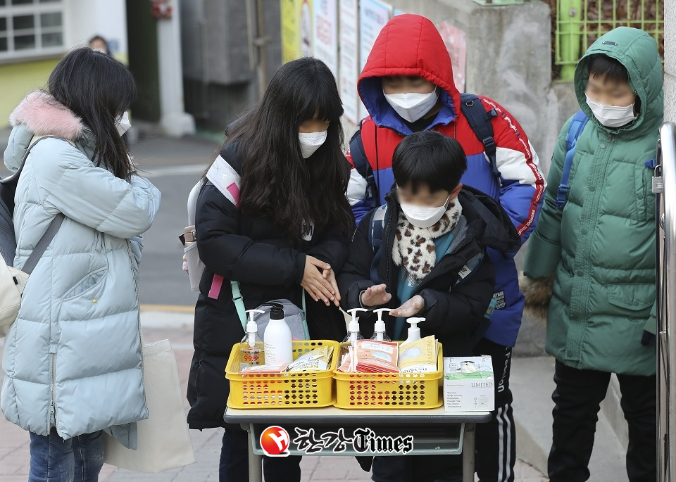 관악구 서울남부초등학교 교문 앞에서 코로나19 예방을 위해 손 소독을 하고 있는 아이들 (사진=뉴시스)