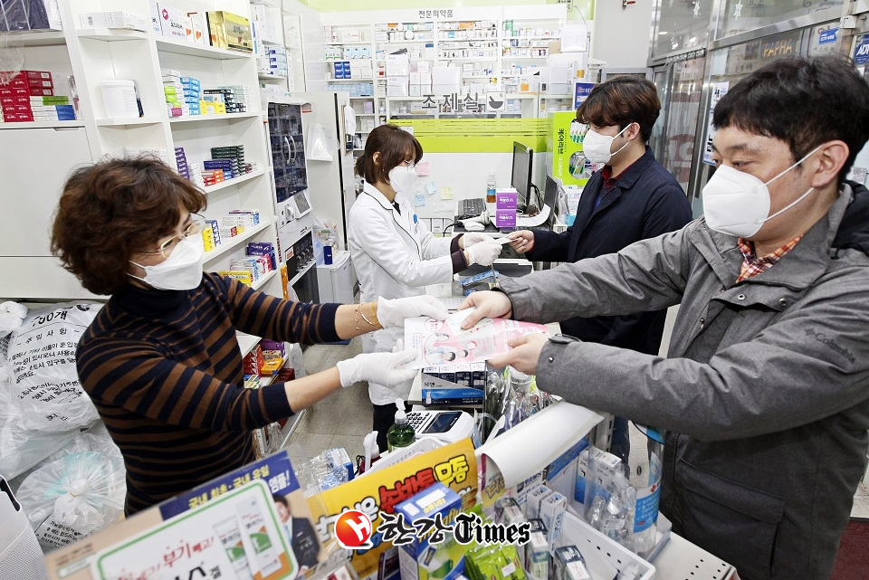 흑석동 새마을부녀회장(좌)이 흑석동 소재 1인 약국에서 공적마스크 판매를 돕고 있다