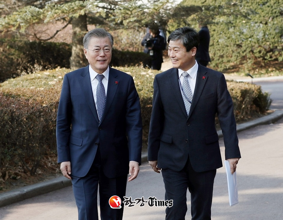 청와대 정책조정비서관 시절 문재인 대통령과 김영배 예비후보