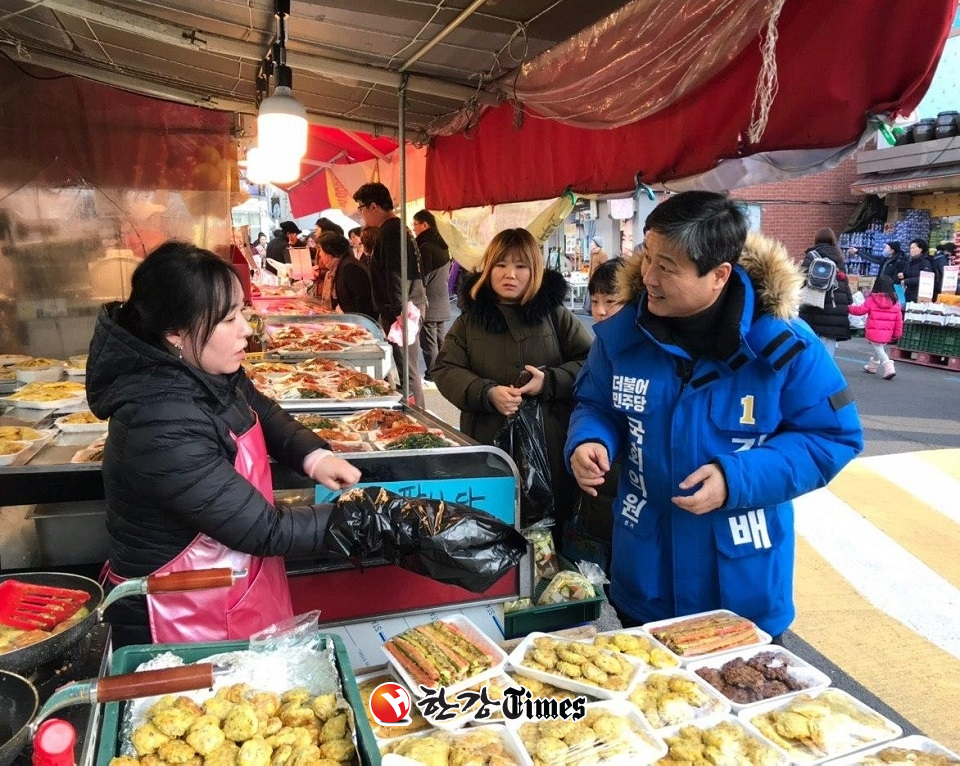 김영배 예비후보자 지역 주민들을 만나 이야기를 나누고 있다.