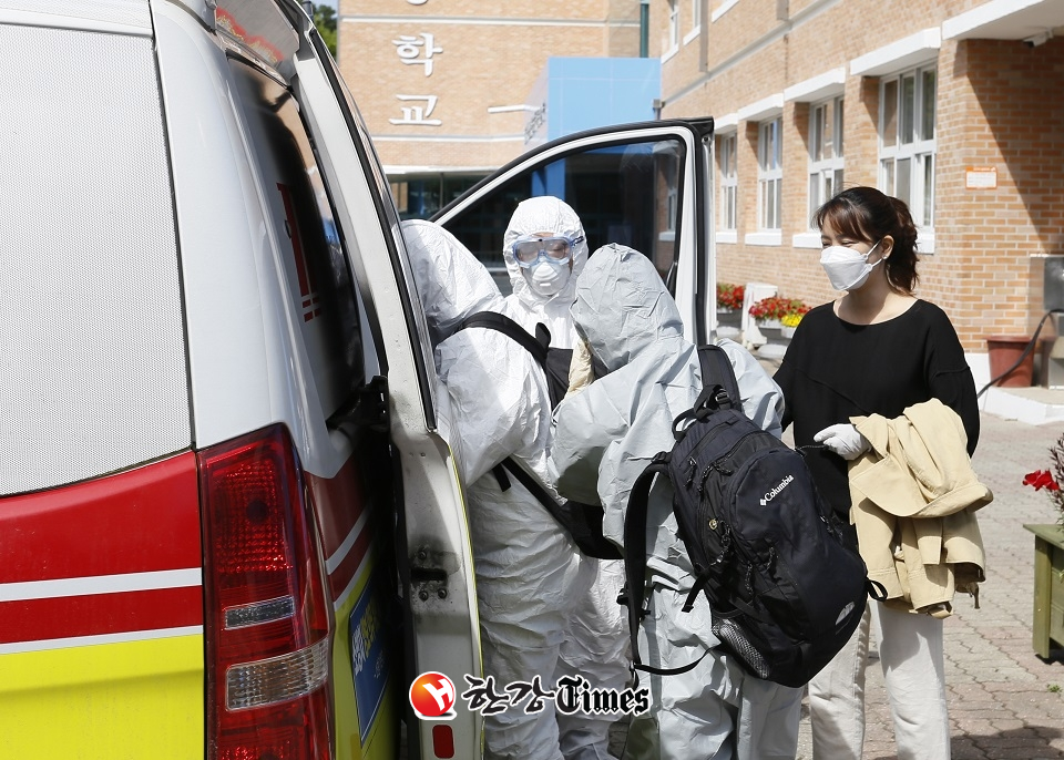 20일 올해 첫 등교에 나선 충북 청주 서원고등학교 고3 학생 2명이 고열로 119구급대를 이용해 보건소로 이동하고 있다 (사진=뉴시스)