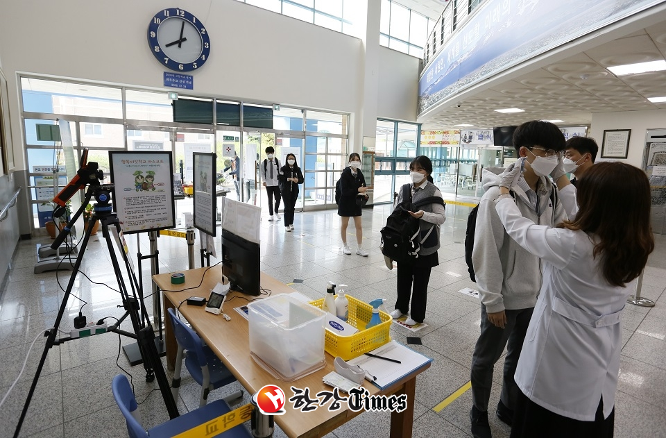 충북 청주 서원고등학교 고3 학생들이 발열확인을 위해 중앙 현관 앞에 길게 줄지어 서 있다.(사진=뉴시스)