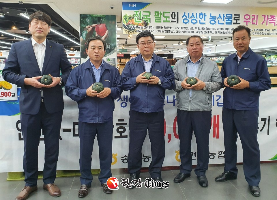 사진 왼쪽부터 (서울지역본부 김남진 단장, 송파농협 시점식 상임이사, 송파농협 이한종 조합장, 임진농협 임철진 조합장, 송파농협 강주모 상임감사)