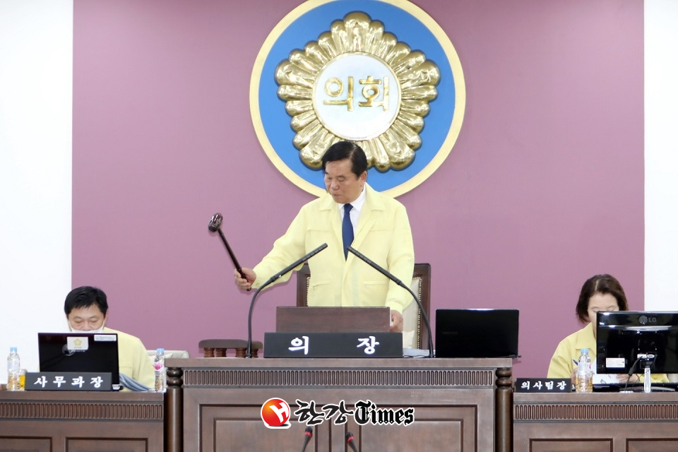 조영훈 의장이 본회의를 개회하고 예산과 조례안 등 안건을 처리하고 있다.