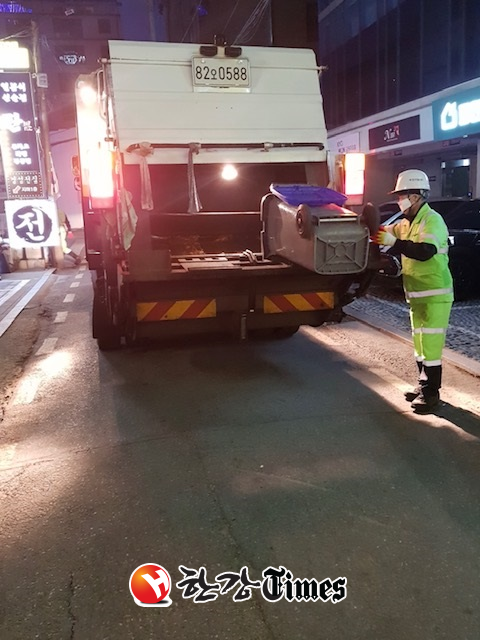 강남구는 소형 음식점들의 음식물 쓰레기를 무상수거하고 있다.