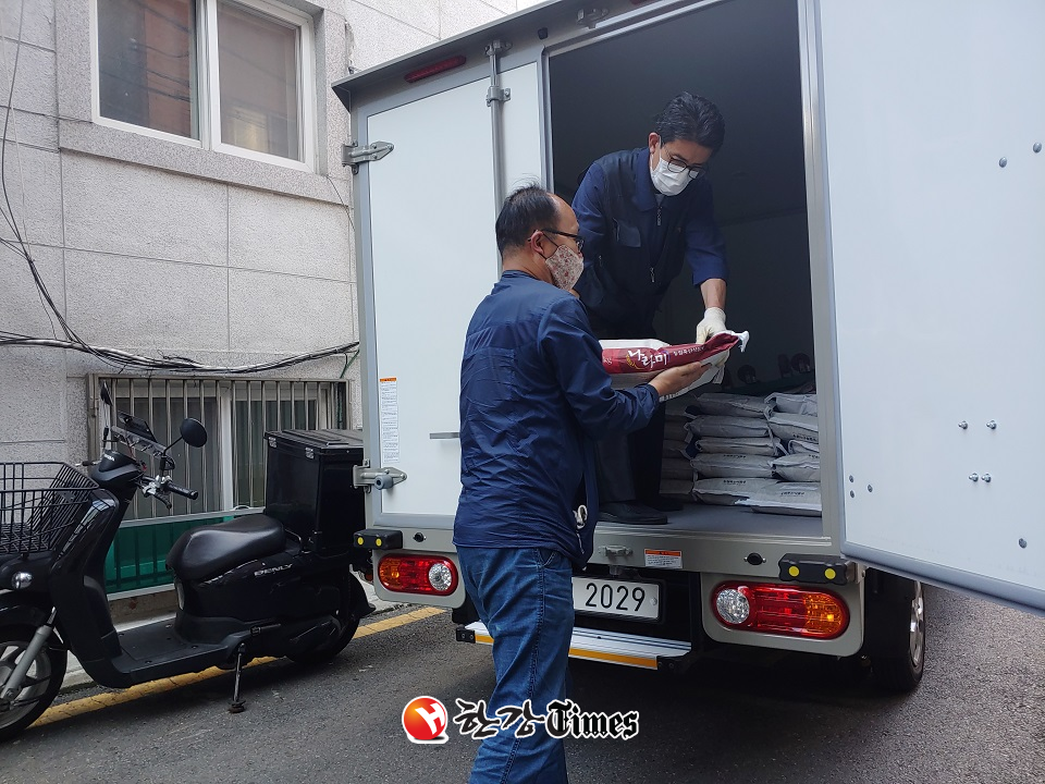 정부양곡을 배달하고 있는 ‘미소드림’ 배달서비스 참여자들