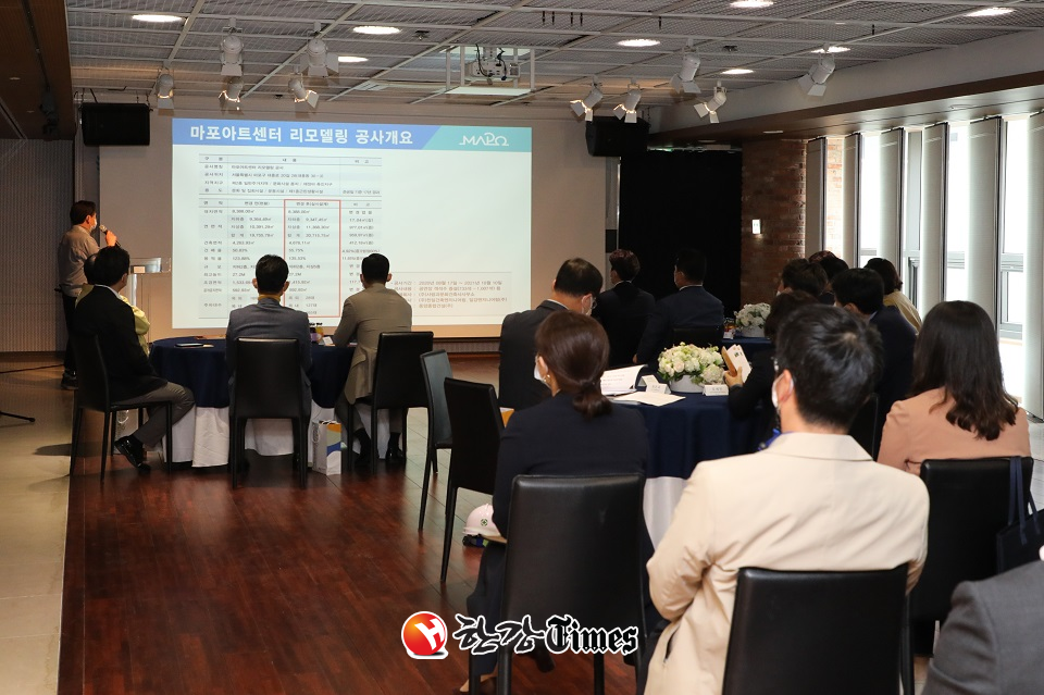 마포구의회 행정건설위원회 의원들이 마포아트센터 리모델링 진행 상황에 대해 설명을 듣고 있다.