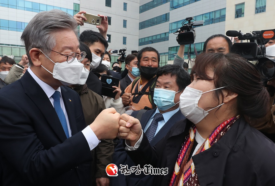 이재명 경기도지사가 16일 수원고등법원에서 열린 파기환송심 선고공판에서 무죄를 선고받은 뒤 지지자들과 주먹인사를 하고 있다 (사진=뉴시스)