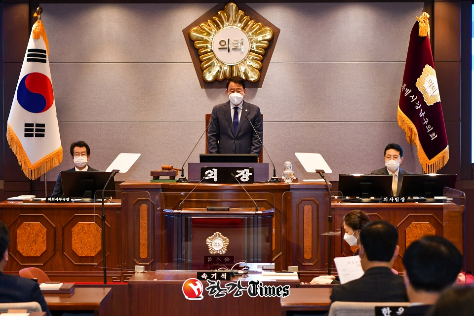 강남구의회가 임시회를 개회하고 소상공인 지원 조례안 심사에 돌입한다