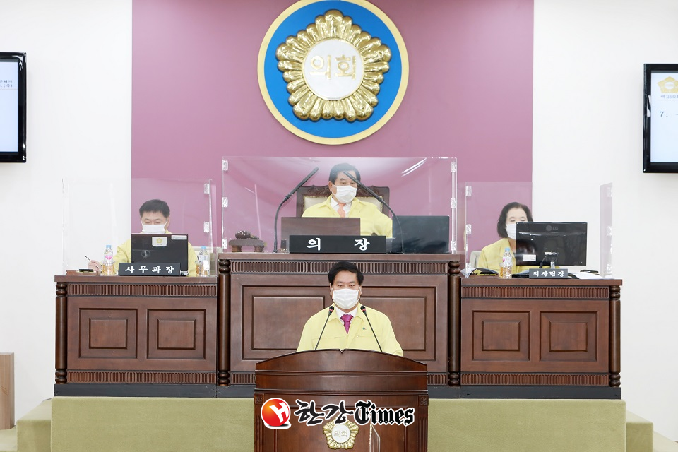 박영한 의원이 구정질문에 나서고 있다.