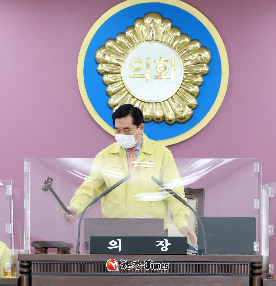 중구의회 조영훈 의장이 추경안 심사 등을 처리하고 폐회를 선언하고 있다