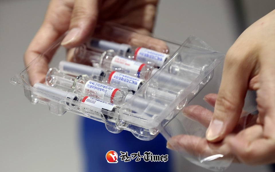정부가 독감백신과 사망자를 조사한 결과 백신과 사망 사이 인과관계를 확인할 수 없다고 밝혔다. 독감 예방접종도 계속 실시한다 (사진=뉴시스)