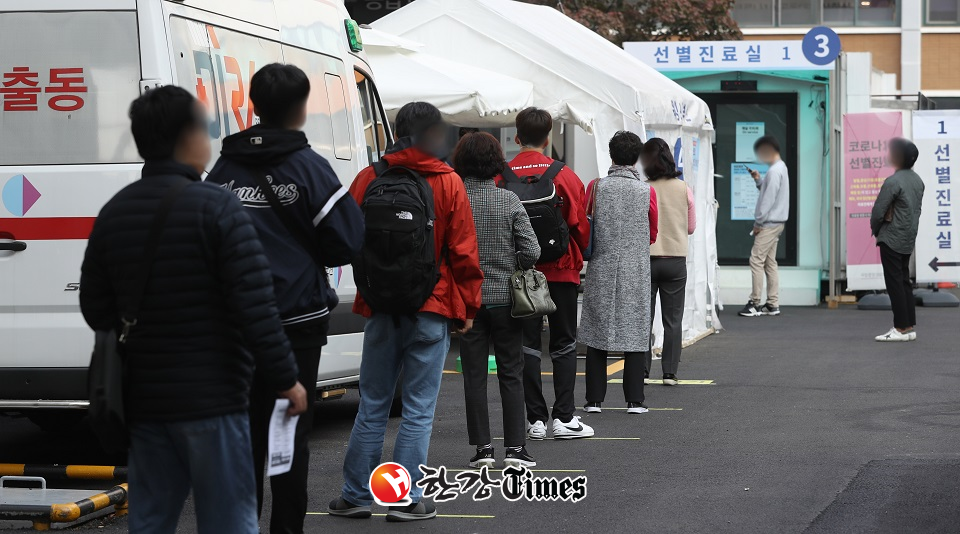 26일 오전 서울 중구 국립중앙의료원 코로나19 선별진료소에서 시민과 출국예정자들이 검사를 받기 위해 줄서 기다리고 있다. (사진=뉴시스)