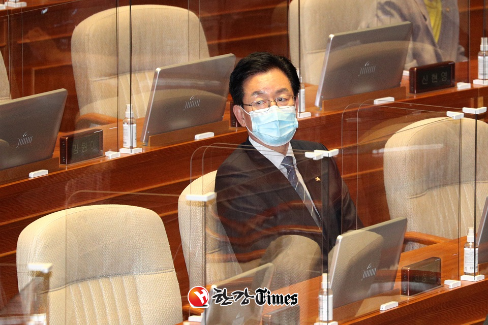 정정순 더불어민주당 의원에 대한 체포동의안 표결이 예정된 29일 오후 정 의원이 서울 여의도 국회 본회의장에서 동료 의원들과 대화를 하고 있다 (사진=뉴시스)
