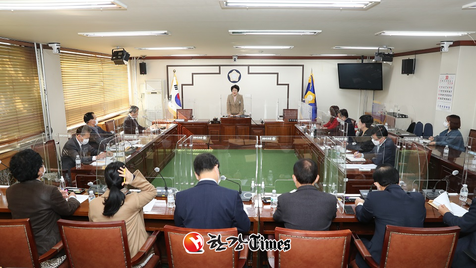 최경애 의원이 어려움을 겪고 있는 종로 주얼리 산업 활성화를 위한 대책 회의를 개최하고 회의를 주재하고 있다