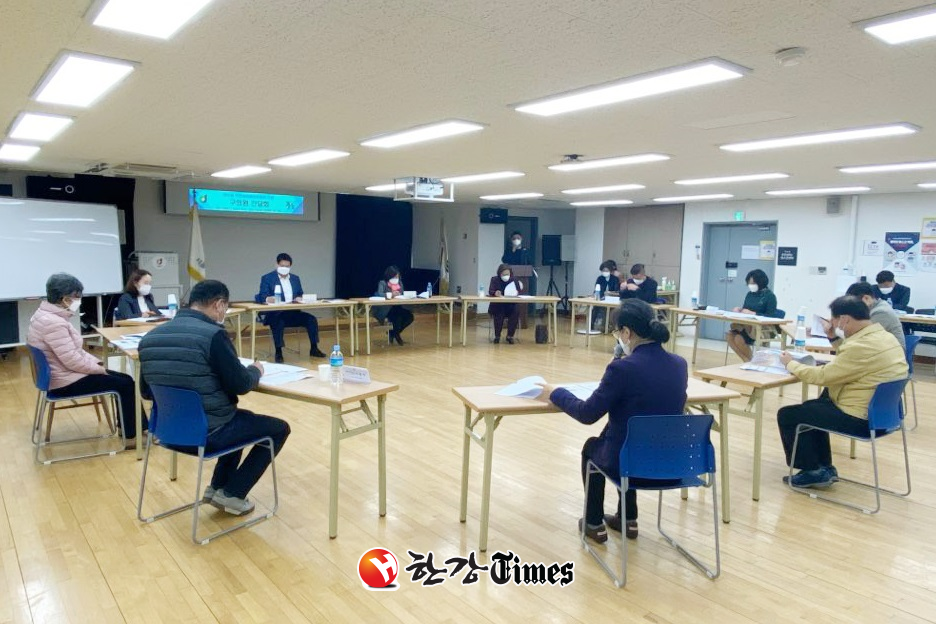 중구의회 의원들이 예산심사를 앞두고 주민참여예산 간담회에 참석해 의견을 청취하고 있다.
