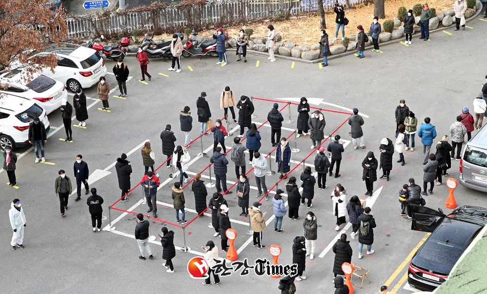 동작구청 광장에 마련된 워킹스루형 현장 선별진료소를 찾은 시민들이 신종 코로나바이러스 감염증(코로나19) 검사를 받기 위해 줄을 서고 있다. (사진=뉴시스)