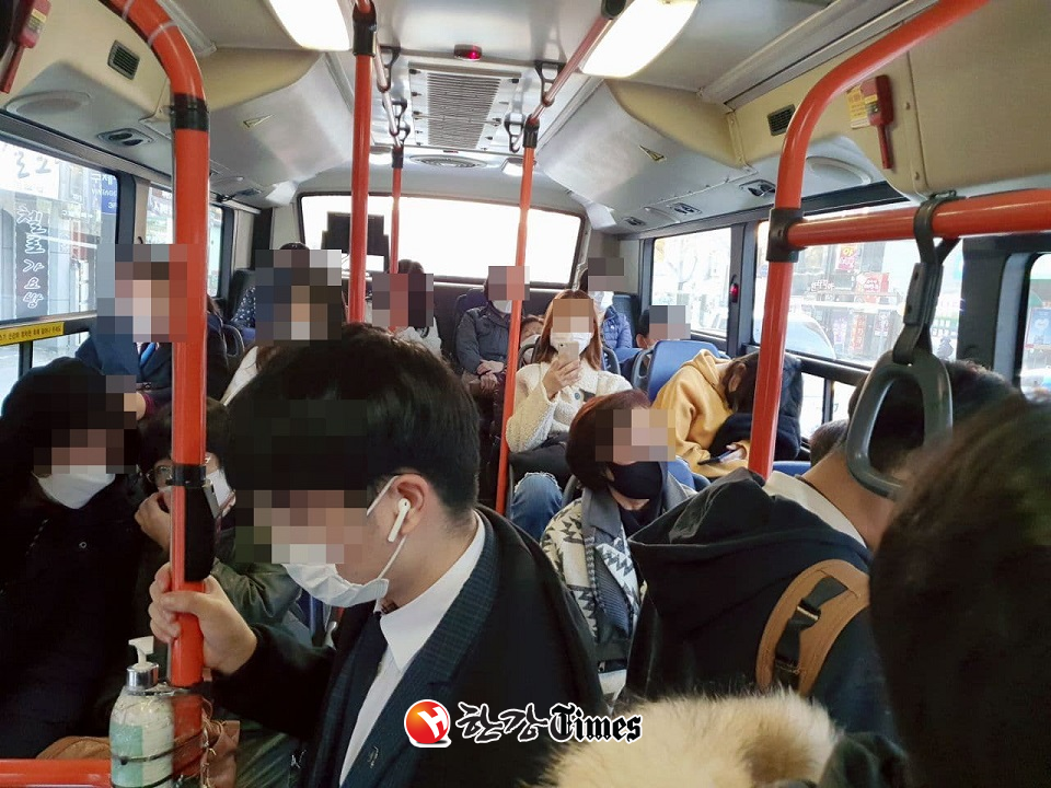 공공장소 마스크 의무착용 행정명령이 발령된 13일 오후 강원 춘천시 한 시내버스 안에 탄 승객들이 전원 마스크를 쓰고 있다.(사진=뉴시스)