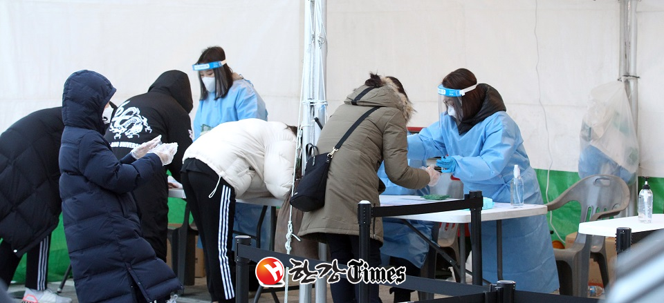 주민들이 동작구 임시선별진료소에서 검사를 받고 있다