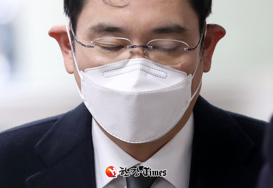 이재용 삼성전자 부회장이 18일 오후 서울 서초구 서울고등법원에서 열리는 국정농단 관련 파기환송심 선고 공판에 출석하고 있다. (사진=뉴시스)