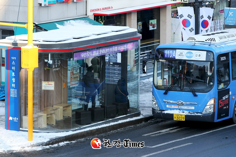 동절기 스마트 쉼터 이용 모습