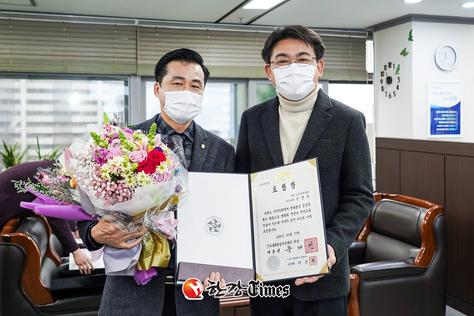 노원구의회 손영준 의원(왼쪽)이 오승록 노원구청장으로부터 대통령 표창을 전수받고 있다.