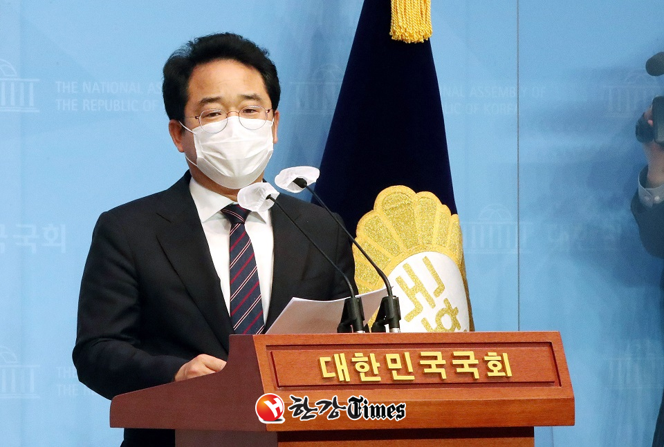 민병덕 더불어민주당 의원이 22일 오후 서울 여의도 국회 소통관에서 신종 코로나바이러스 감염증(코로나19) 극복을 위한 손실보상 및 상생에 관한 특별법안 발의 관련 기자회견을 하고 있다 (사진=뉴시스)