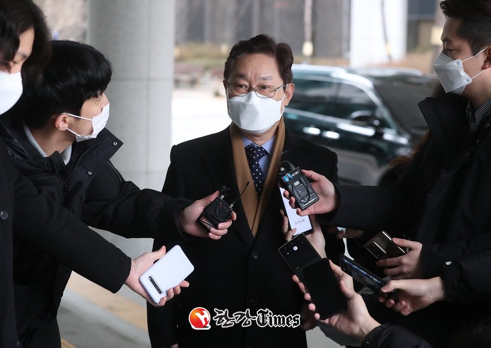 박범계 법무부 장관 후보자가 21일 인사청문회 준비 사무실이 마련된 서울고등검찰청으로 향하며 취재진 질문에 답하고 있다. (사진=뉴시스)