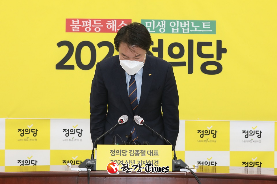 김종철 정의당 대표가 20일 서울 여의도 국회에서 신년기자회견 전 인사하고 있다.
