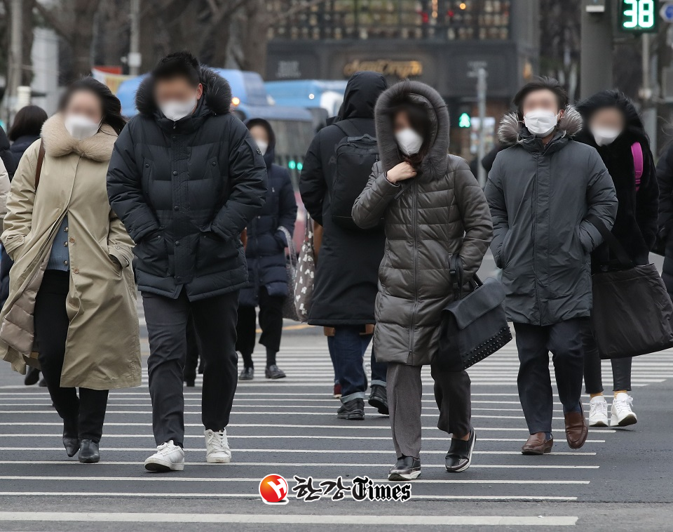 전국 대부분 지역에 한파 특보가 내려진 16일 오전 서울 종로구 광화문 광장 인근에서 시민들이 횡단보도를 건너고있다 (사진=뉴시스)
